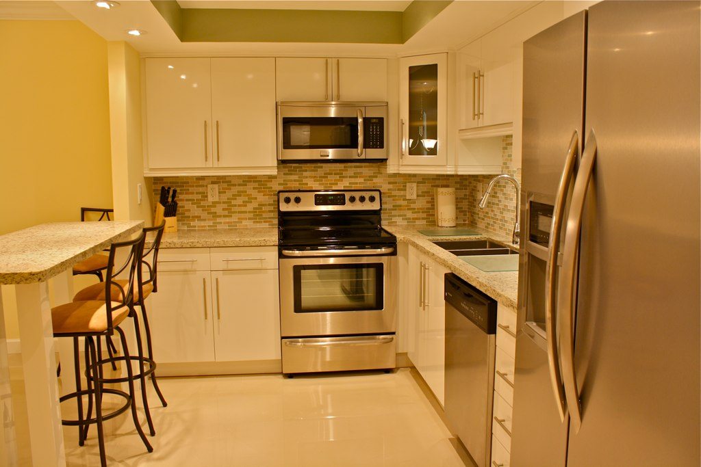 Open-plan kitchen renovation Miami – modern layout remodel